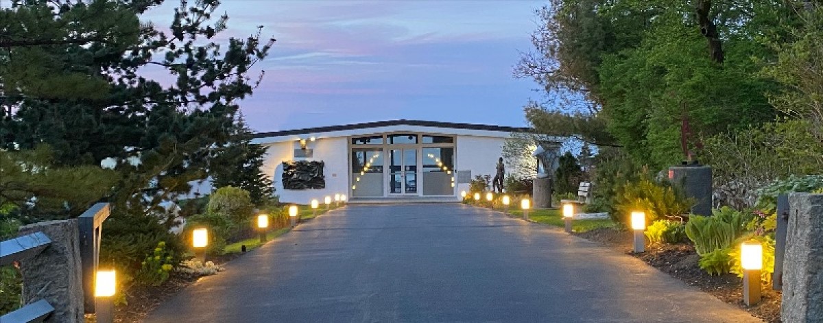 Front of the Ogunquit Museum of American Art at night